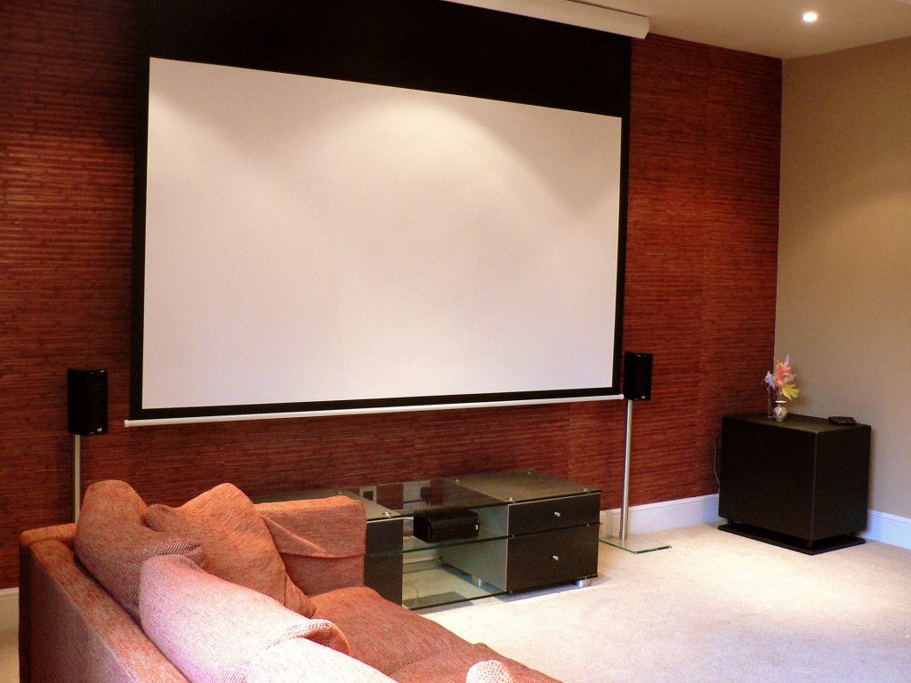 How to Roll up a Projector Screen